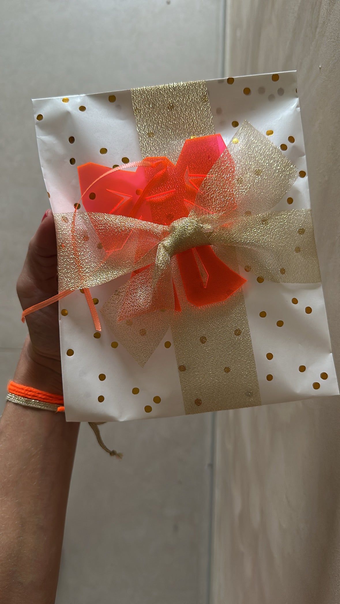 Glowy Bow, Leuchtrot - Frau Gold