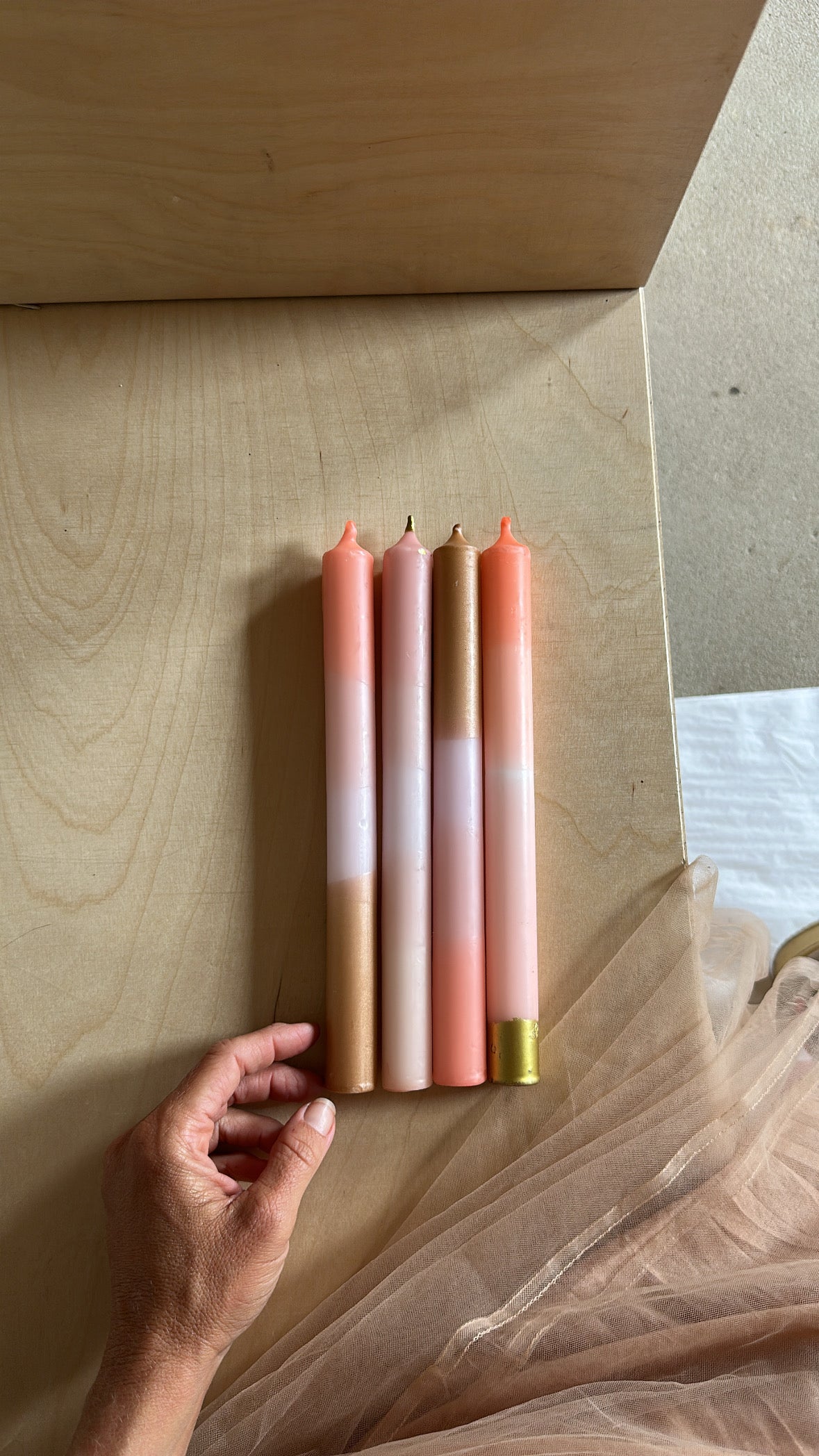 Vier klassische Tafelkerzen – Goldaprikose - Frau Gold