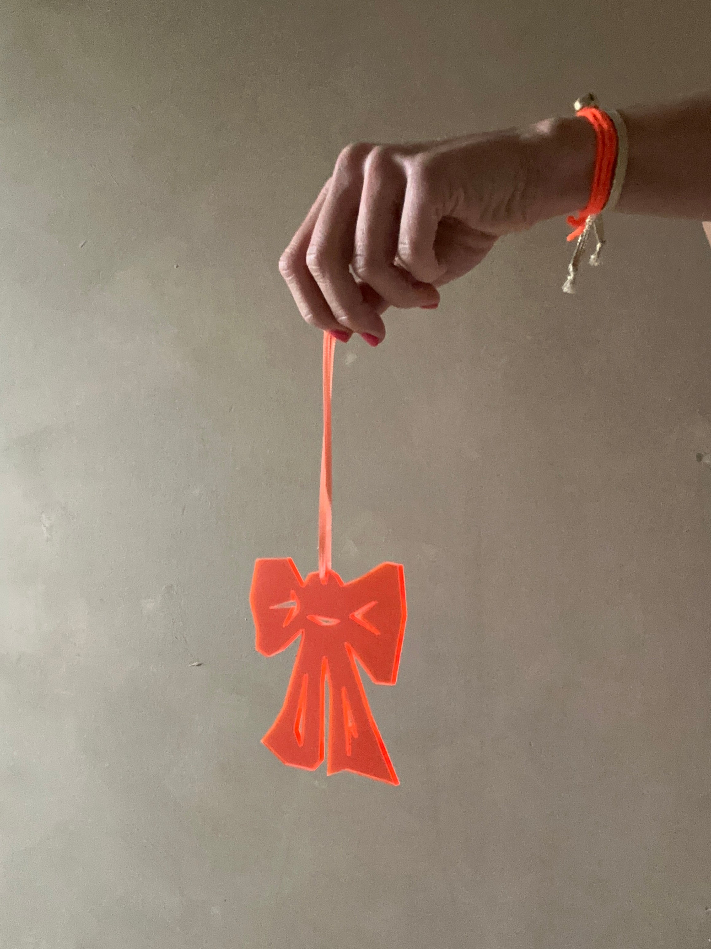 Glowy Bow, Leuchtrot - Frau Gold