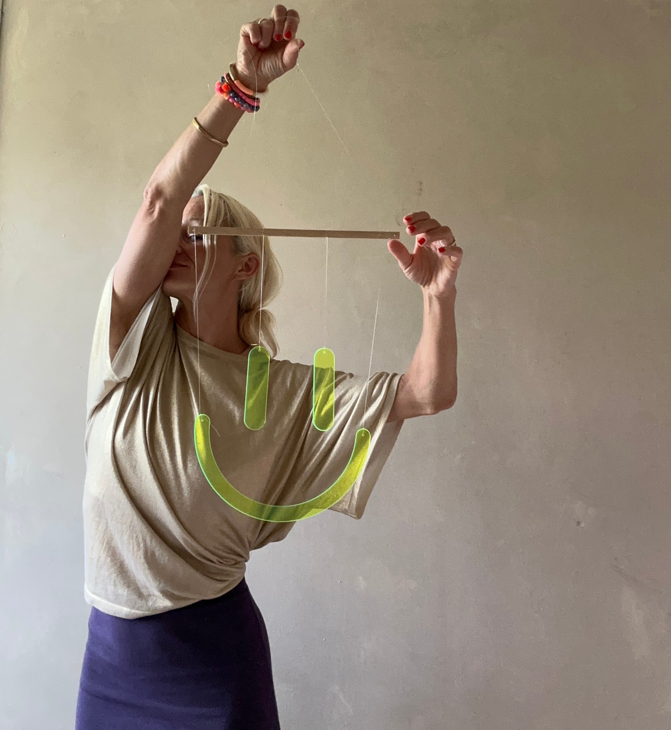 smiling dude - mobilé - Frau Gold