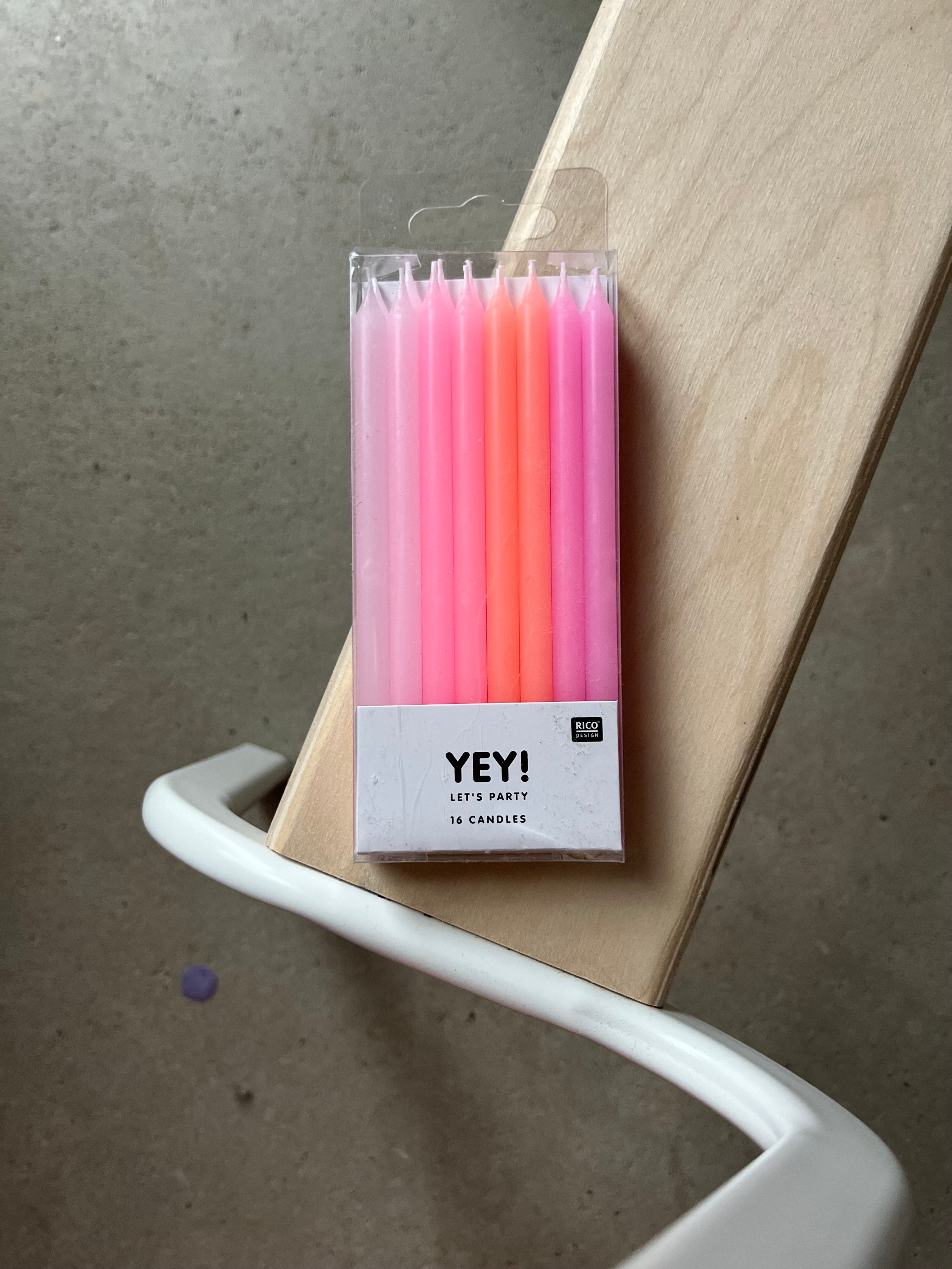Bougies d’anniversaire « Confettis » - une phrase de huit pièces