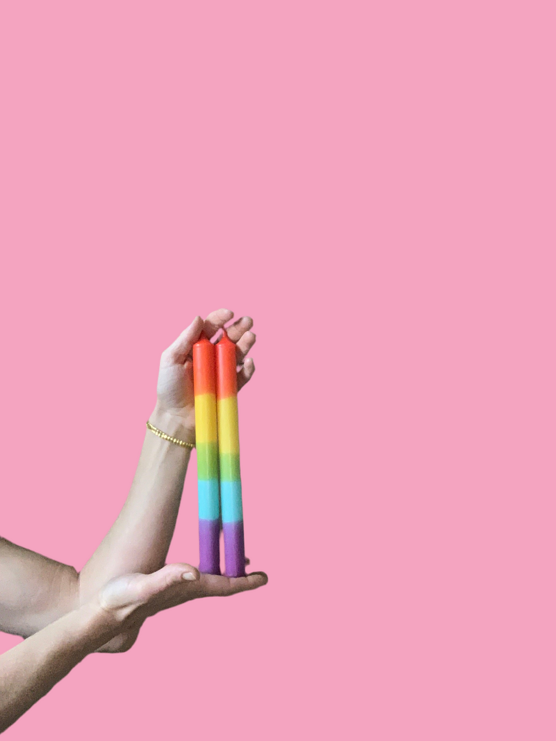 Zwei klassische Tafelkerzen – Regenbogen, laut - Frau Gold