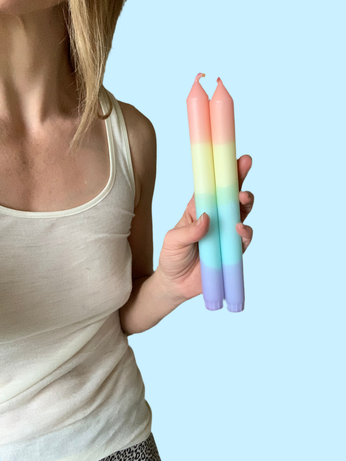 Zwei klassische Tafelkerzen – Regenbogen, leise - Frau Gold