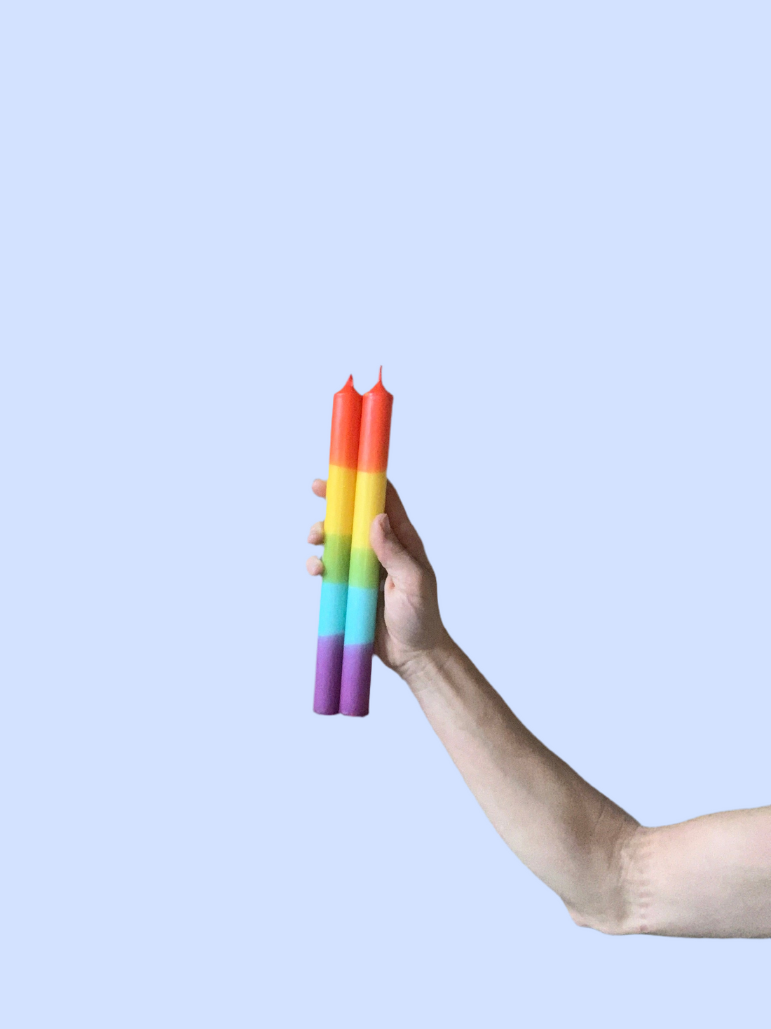 Zwei klassische Tafelkerzen – Regenbogen, laut - Frau Gold