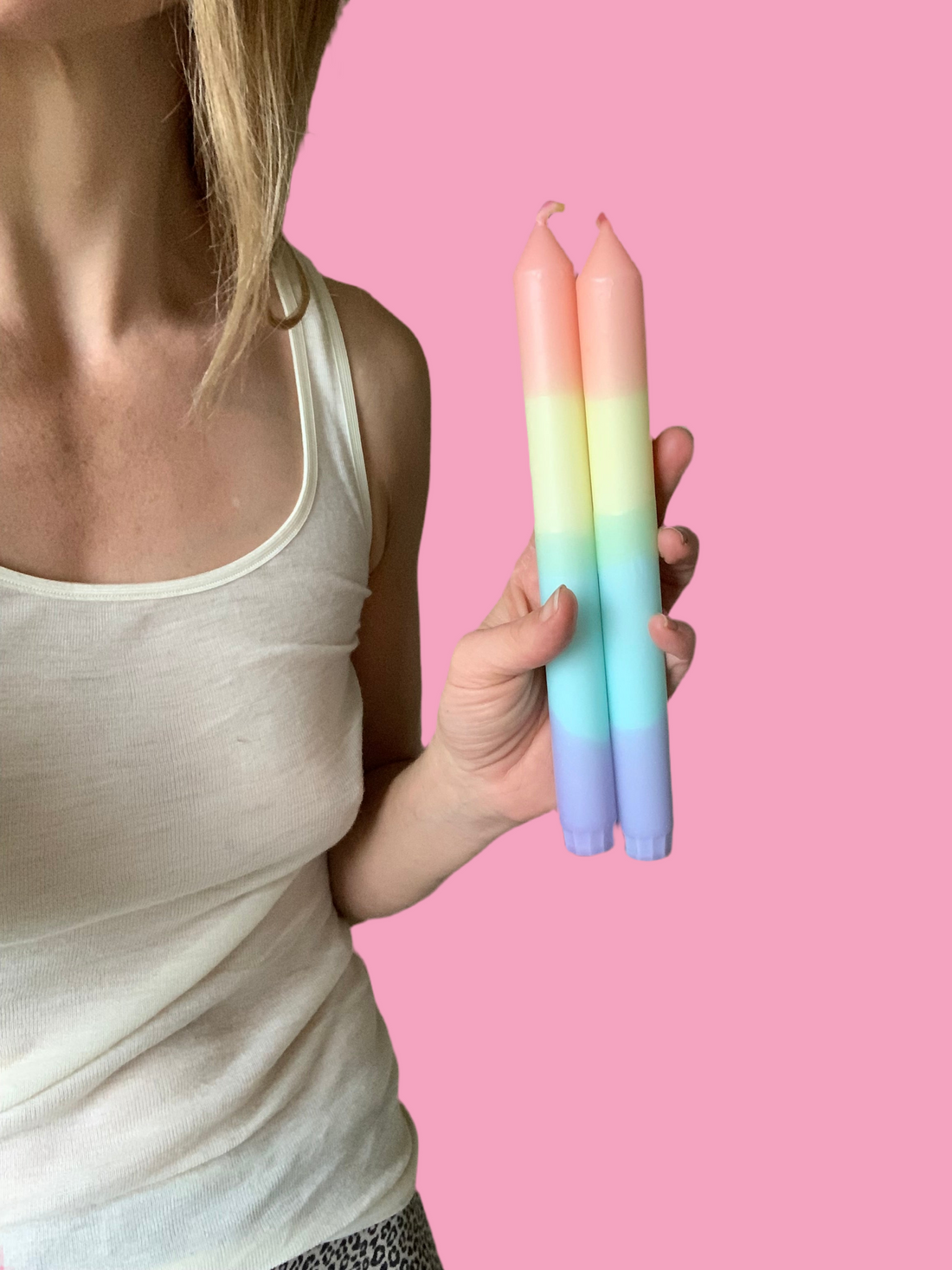 Zwei klassische Tafelkerzen – Regenbogen, leise - Frau Gold