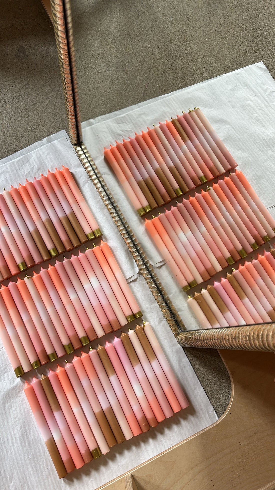 Vier klassische Tafelkerzen – Goldaprikose - Frau Gold