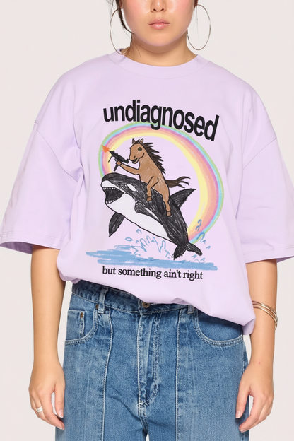 Undiagnosed Oversized T-Shirt in Lilac – Pferd auf Orca mit Regenbogen-Print, Boxy Fit