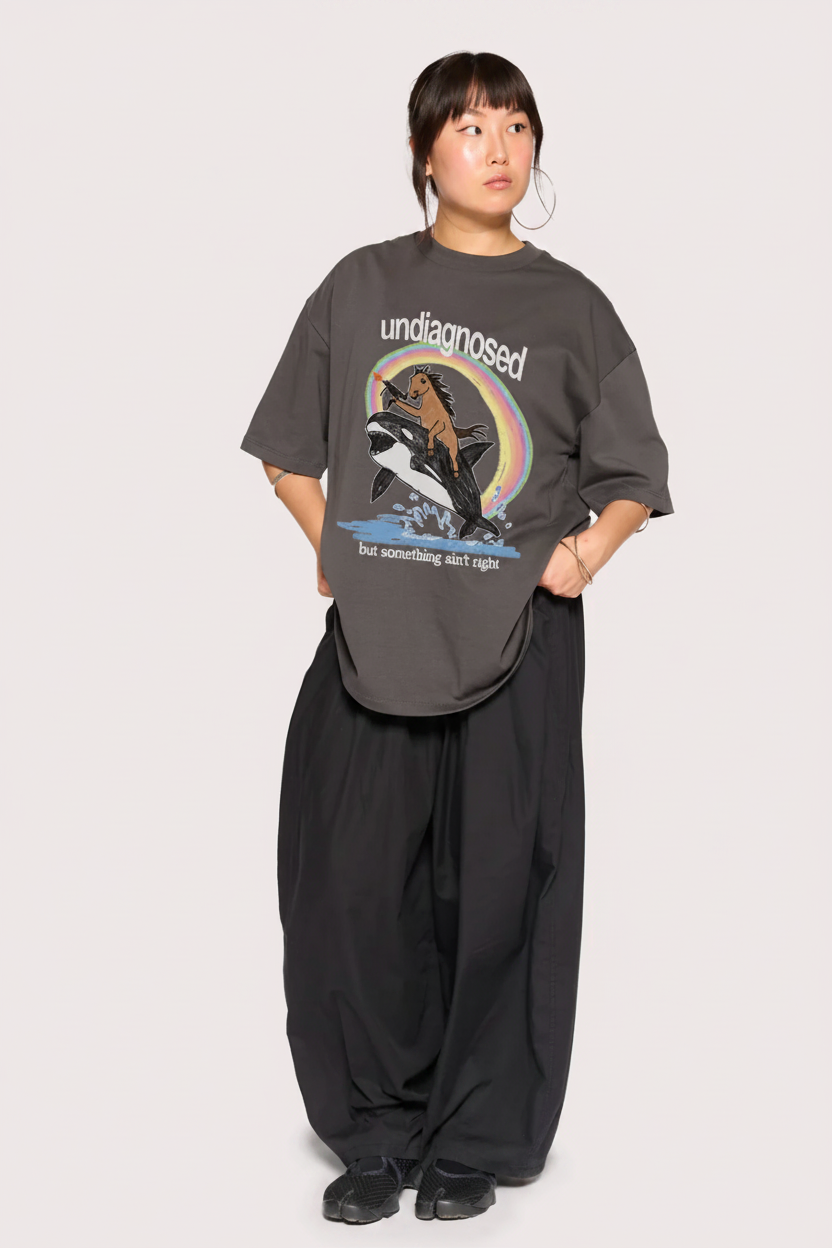 Undiagnosed Oversized T-Shirt in Charcoal – Ganzkörper-Ansicht, Boxy Fit mit Dropped Shoulders