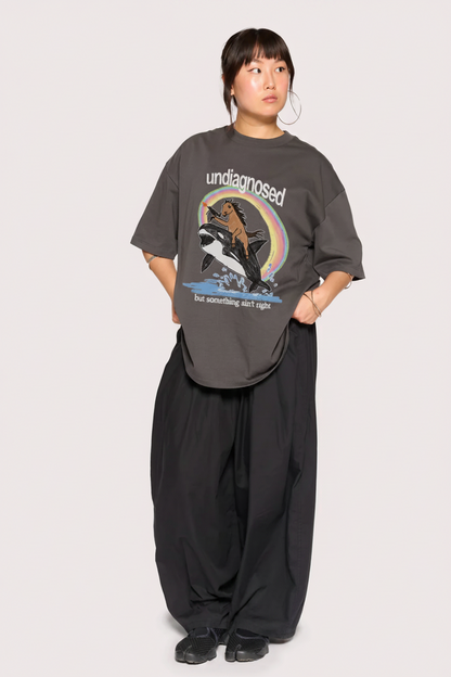 Undiagnosed Oversized T-Shirt in Charcoal – Ganzkörper-Ansicht, Boxy Fit mit Dropped Shoulders