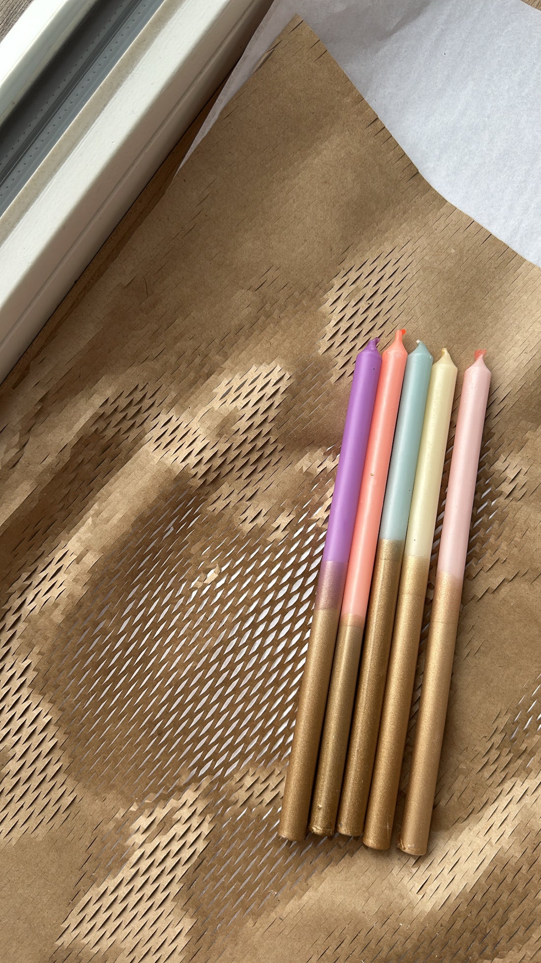 5 schmale Tafelkerzen- Pastell & Gold - Frau Gold