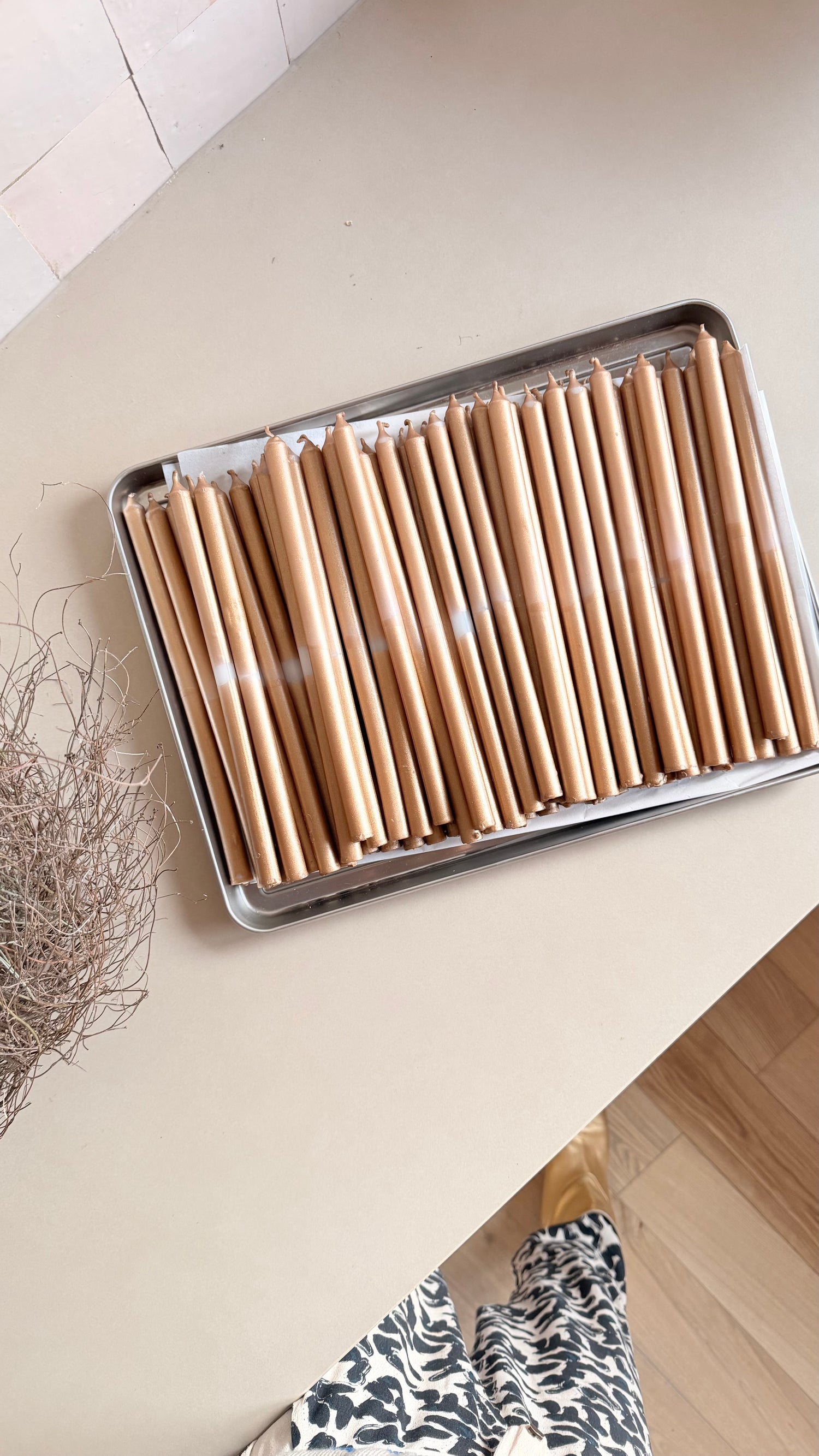 5 schmale Tafelkerzen- just gold