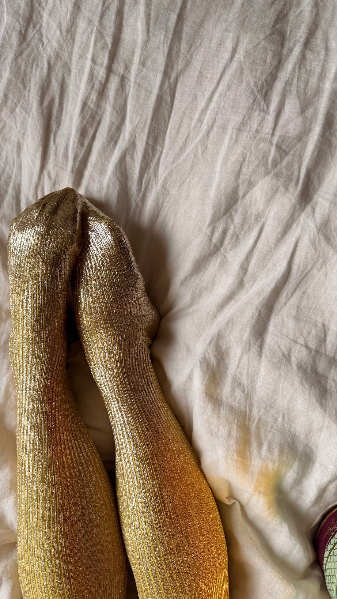 One ribbed laminated- silk knee socks