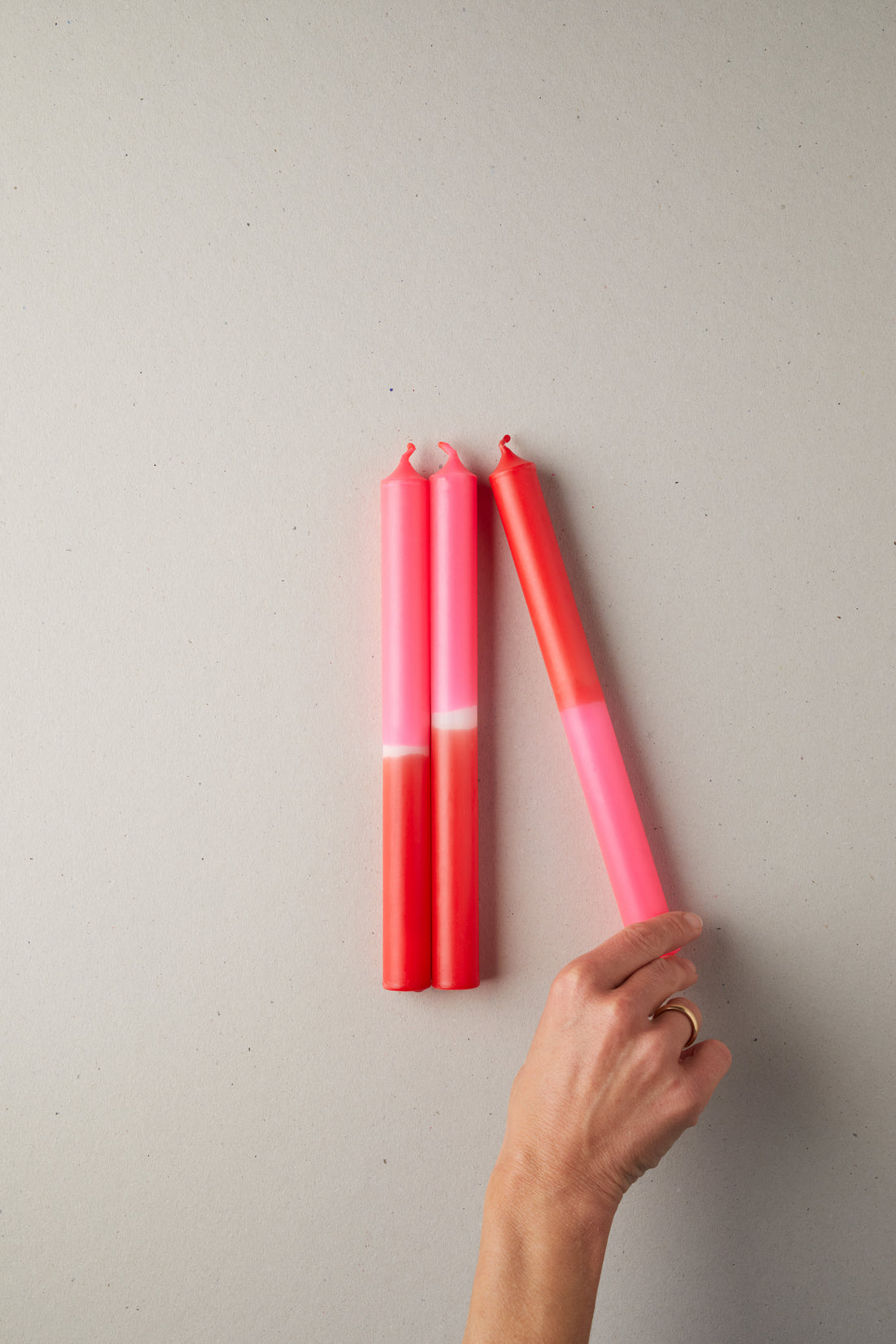 Drei klassische Tafelkerzen – Aurora - Frau Gold