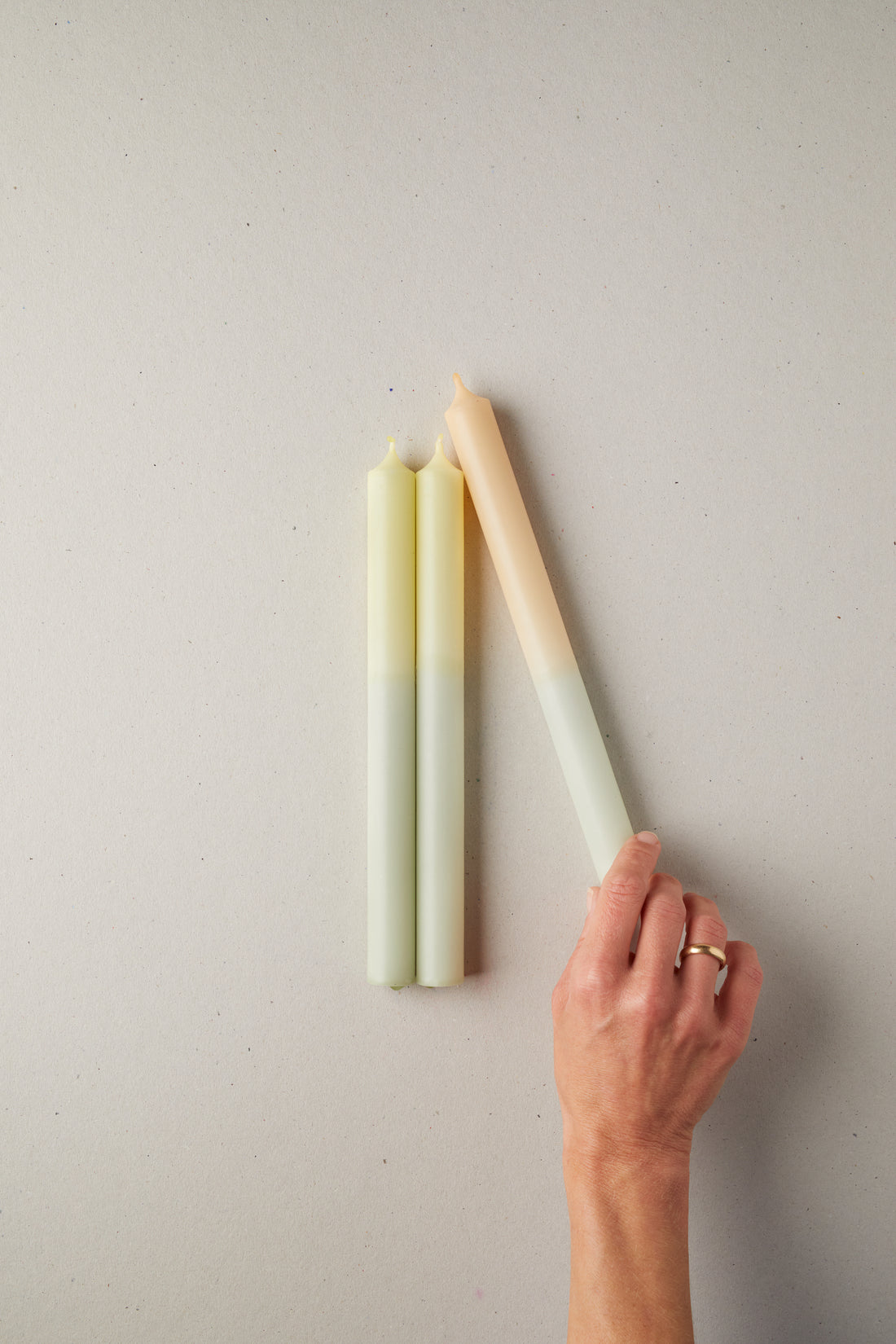 Drei klassische Tafelkerzen – Linde - Frau Gold