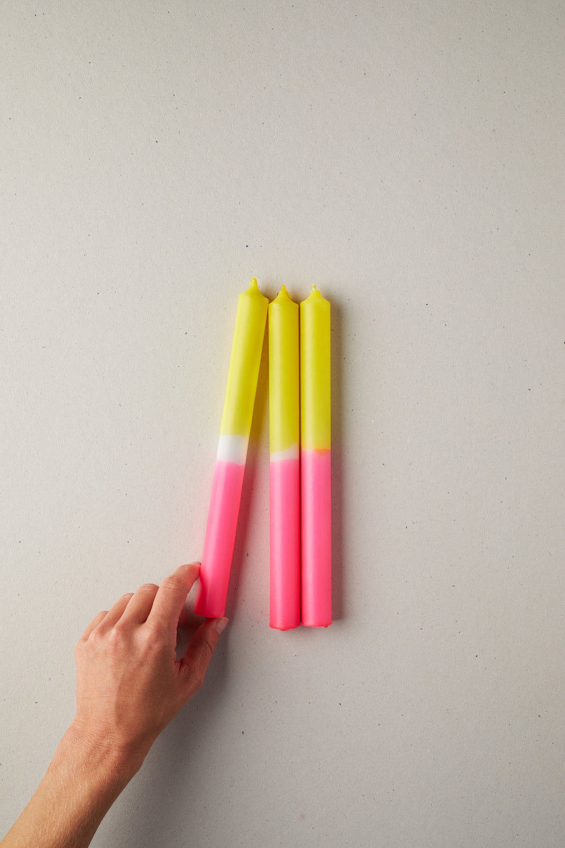 Drei klassische Tafelkerzen – Neondusche - Frau Gold