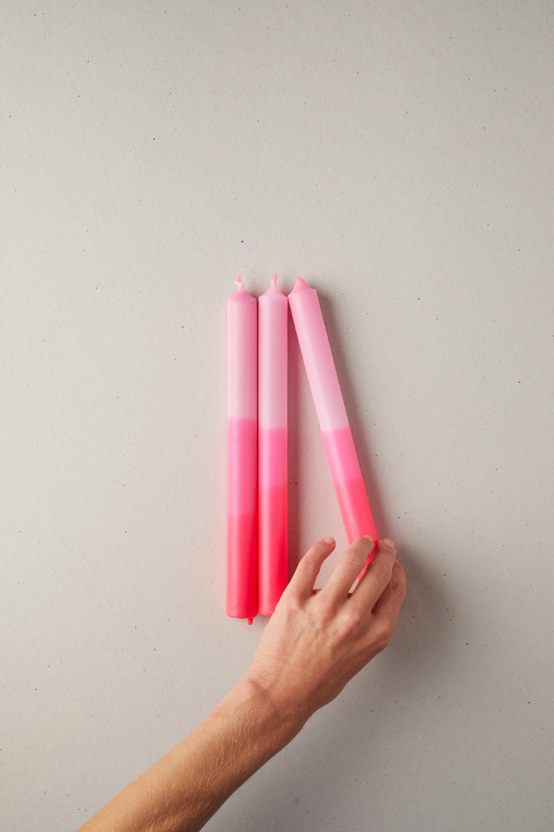 Drei klassische Tafelkerzen – Ombre Neonpink - Frau Gold