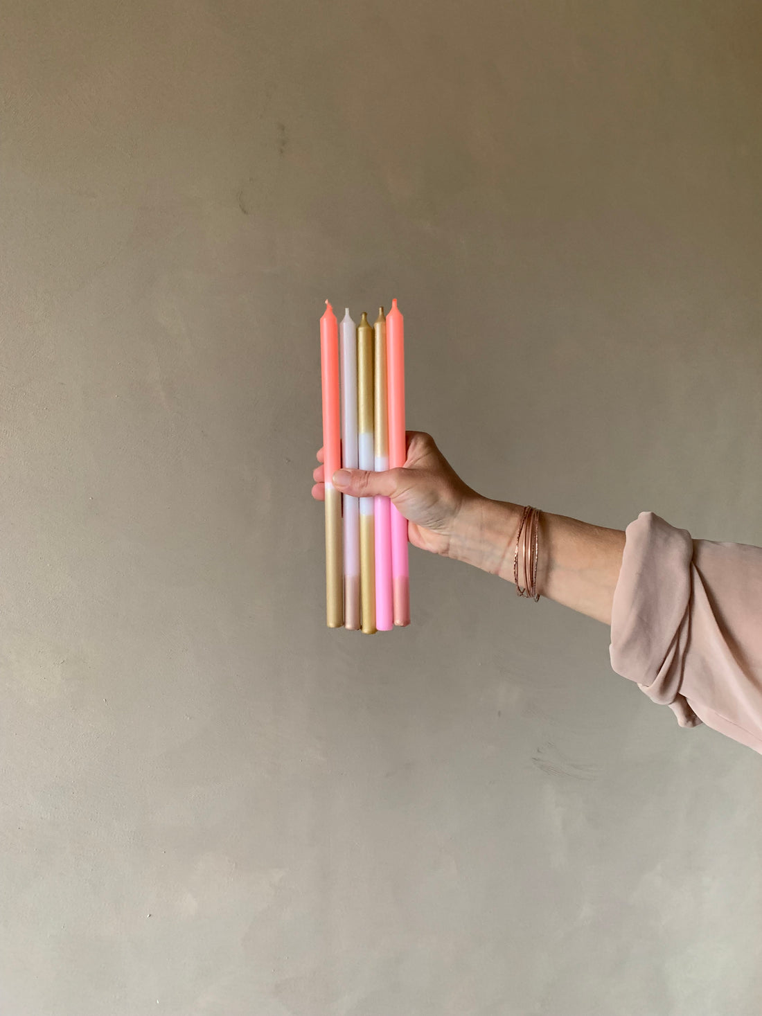 5 schmale Tafelkerzen- Glamour - Frau Gold