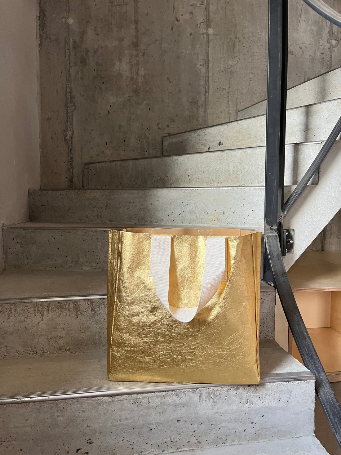 Gold- oder Silbertasche