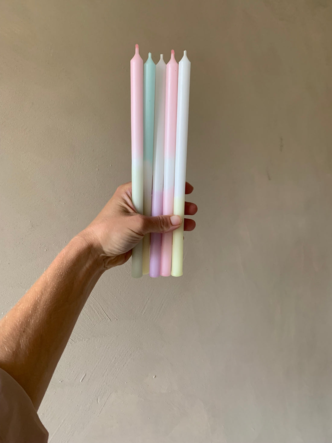 5 schmale Tafelkerzen-Pastell - Frau Gold